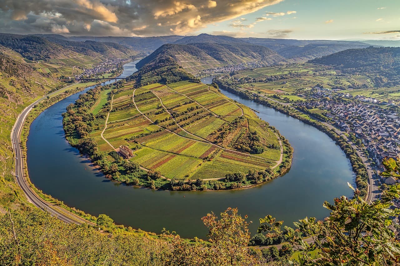 Panoramaaufnahme der Mosel mit Ferienwohnungen