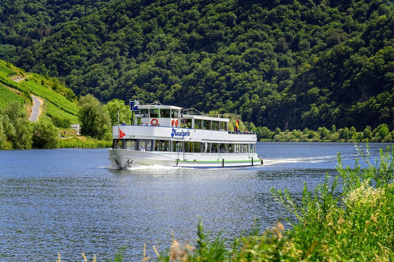 Aktiv unterwegs an der Mosel: Schifffahrt, Radtouren und historische Burgen - 1